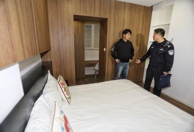现场直击上海警方连夜清查临时住宿服务场所:部分场所存安全隐患,不允许变相群租存在